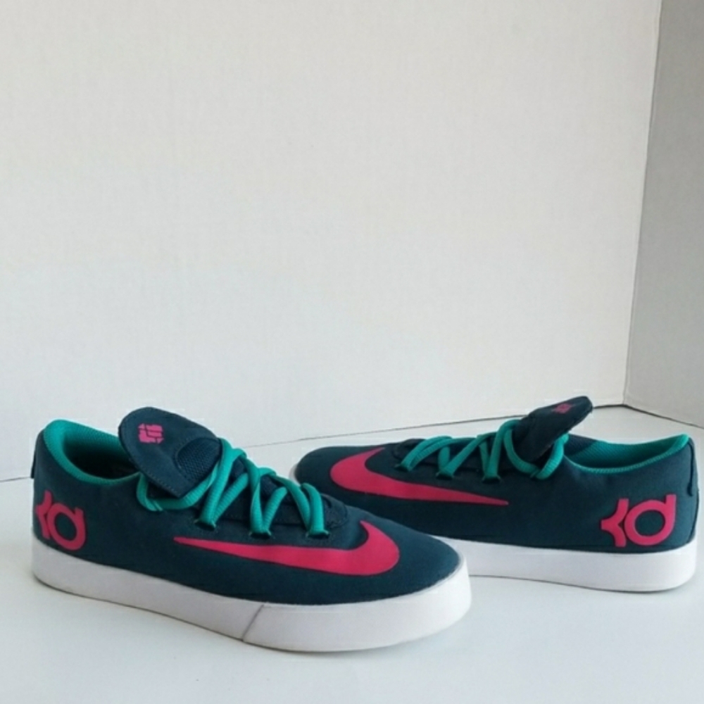 Nike - Picture 3 of 5